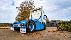 20251019-Tom-Holding-00505